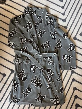 Cherokee Skull Print Fleece Robe in Gray and Black